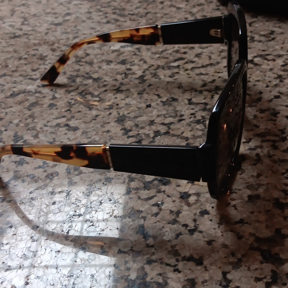 Prada Women Shades - Picture 4 of 4